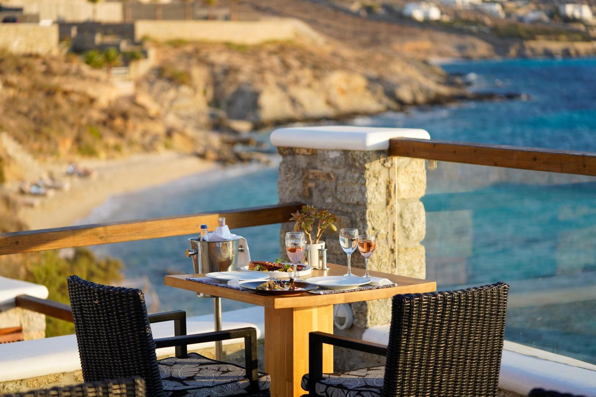 Agios Ioannis Diakoftis Saint John Hotel Villas & Spa מראה חיצוני תמונה A table set for dinner at a restaurant in Mykonos, Greece
