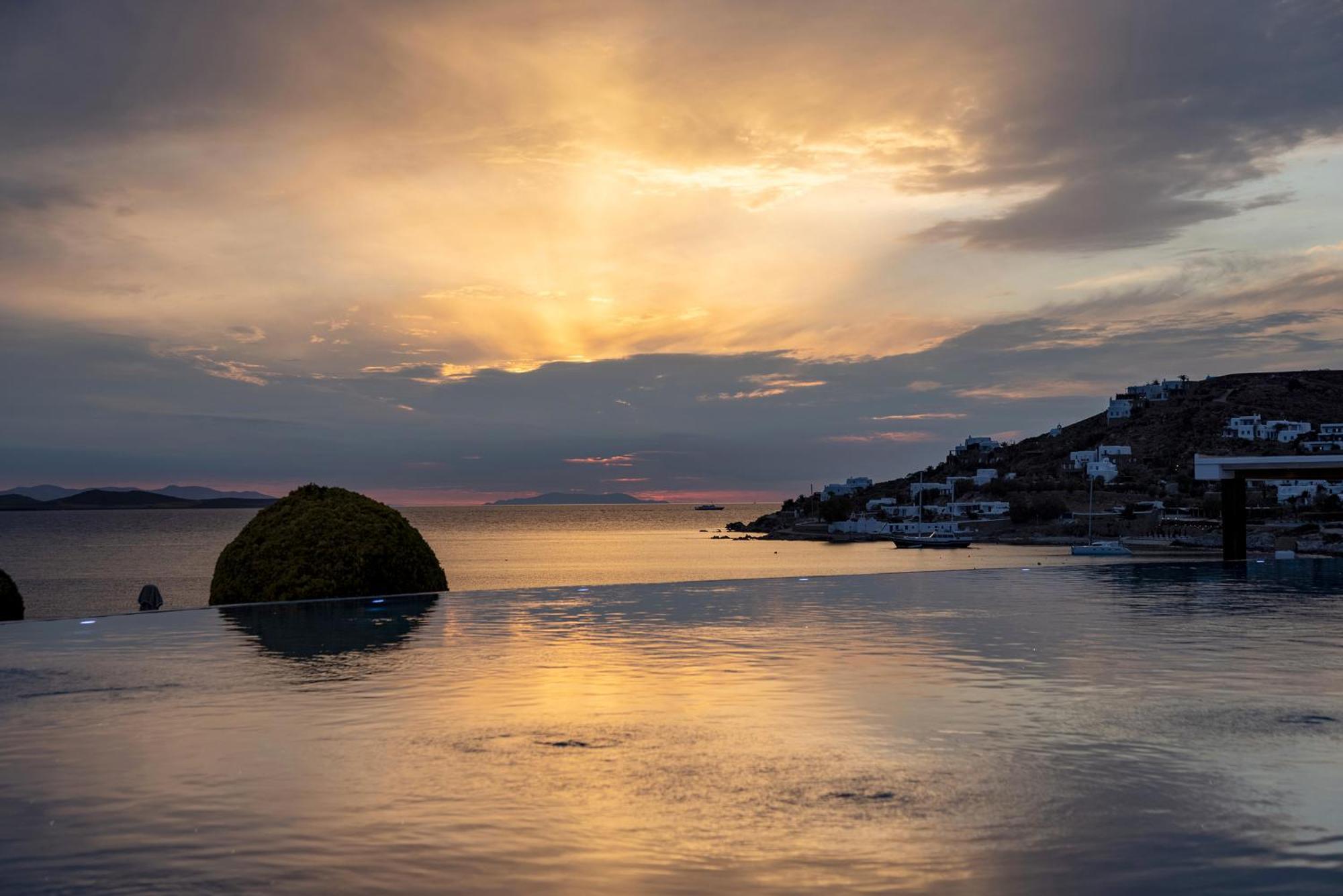 Agios Ioannis Diakoftis Saint John Hotel Villas & Spa מראה חיצוני תמונה Sunset over the bay