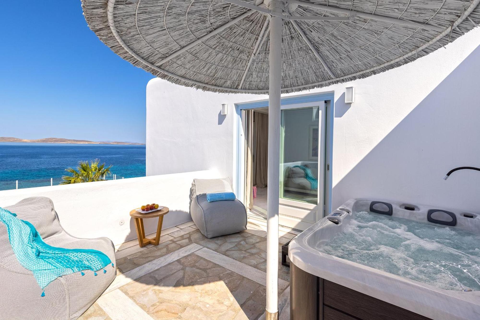 Agios Ioannis Diakoftis Saint John Hotel Villas & Spa מראה חיצוני תמונה A private hot tub at a hotel in Mykonos, Greece